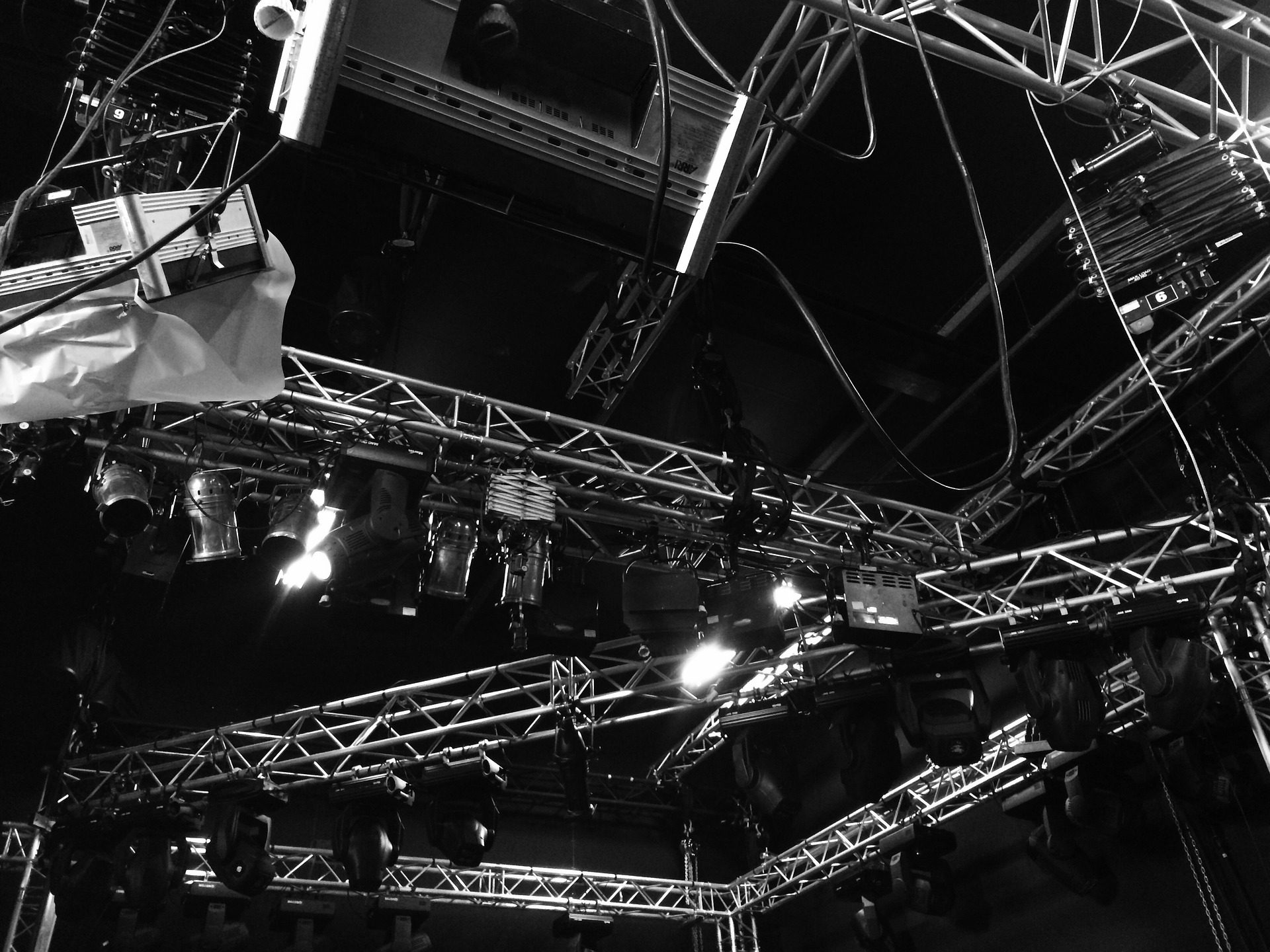 how to save money on event av with rigging